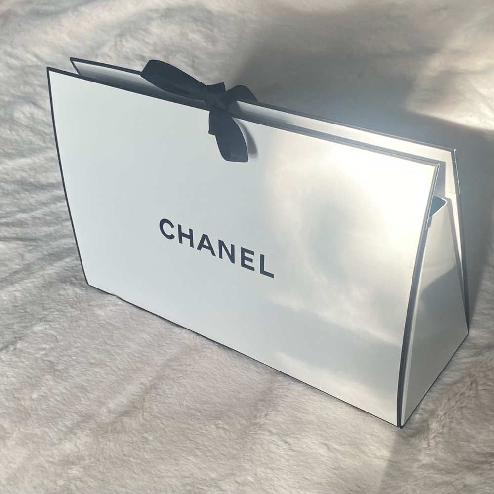 62D-CHANEL White Shopping Bag with Black Trim/Bow 9”x5.5”x3” fits 8x4 wallet